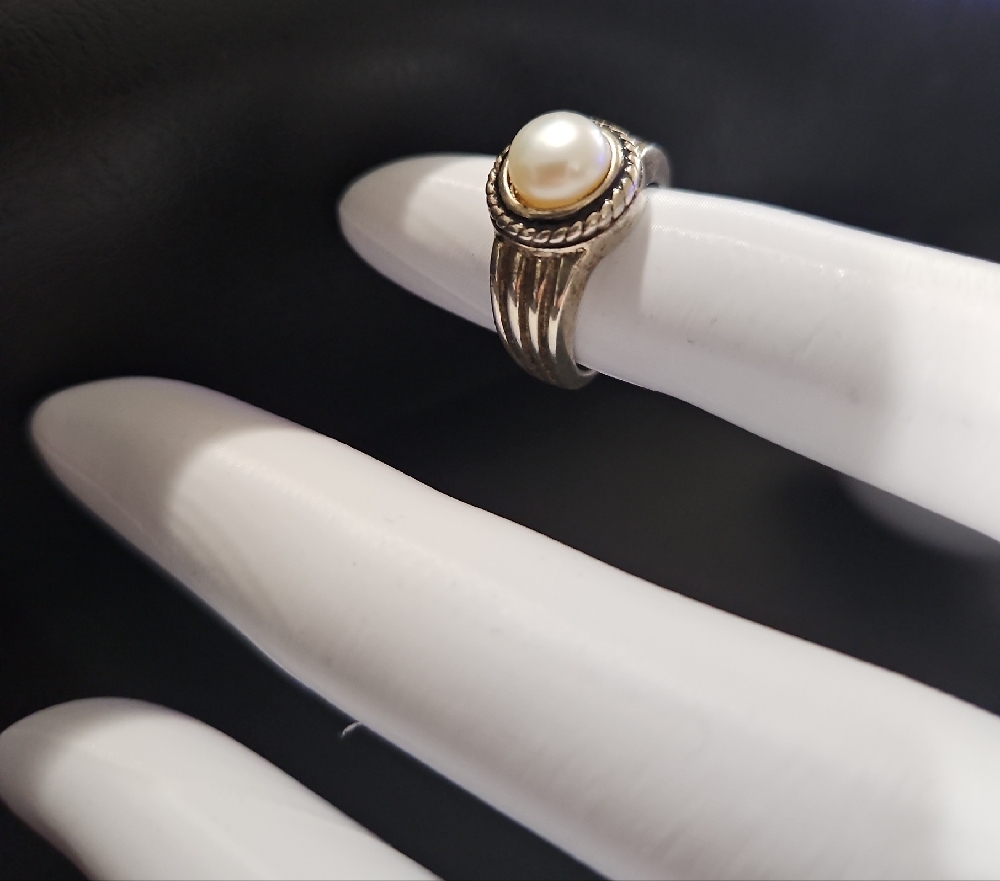 Genuine Pearl Ring in Silver Setting - Picture 5 of 10